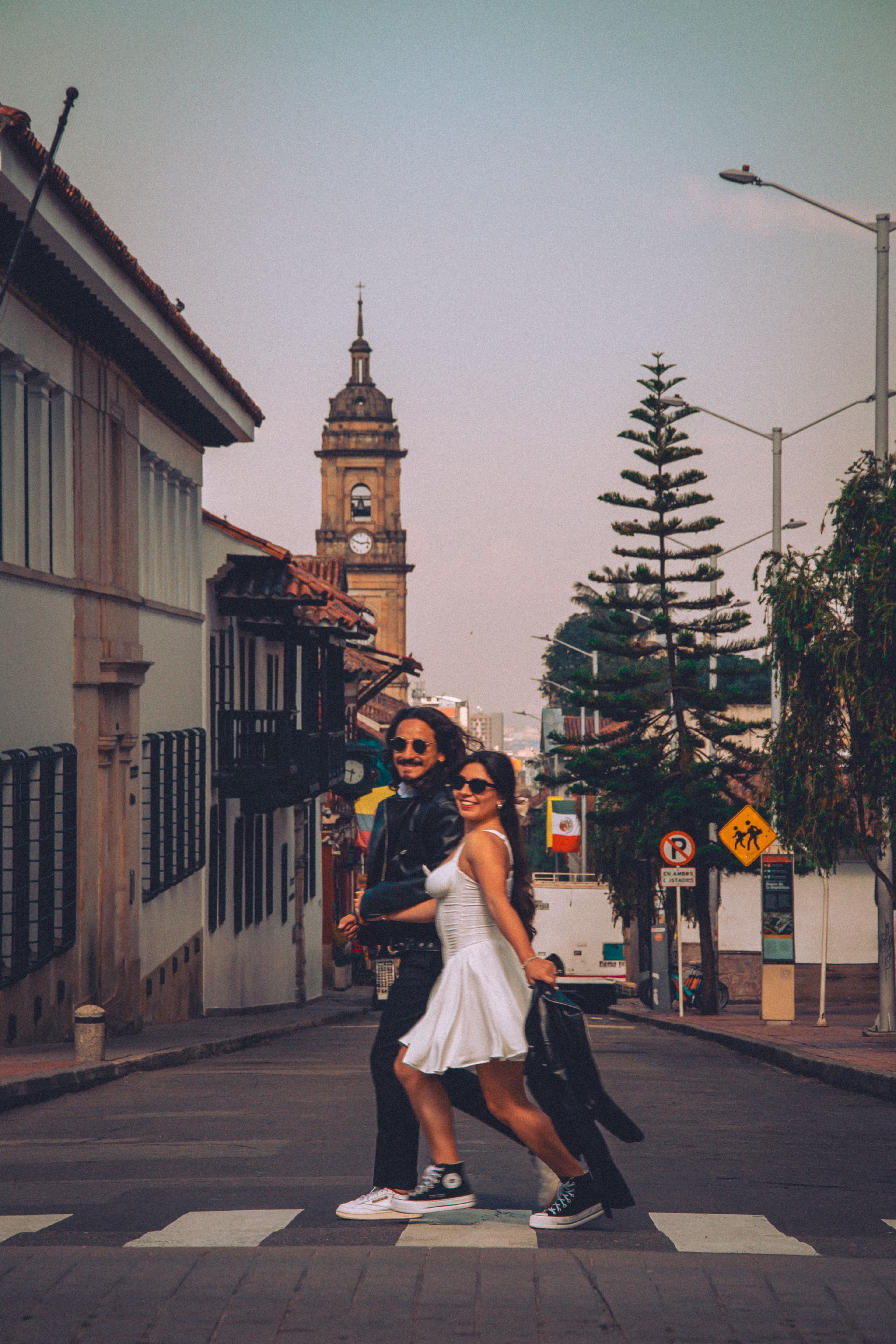 Una pareja de novios corriendo