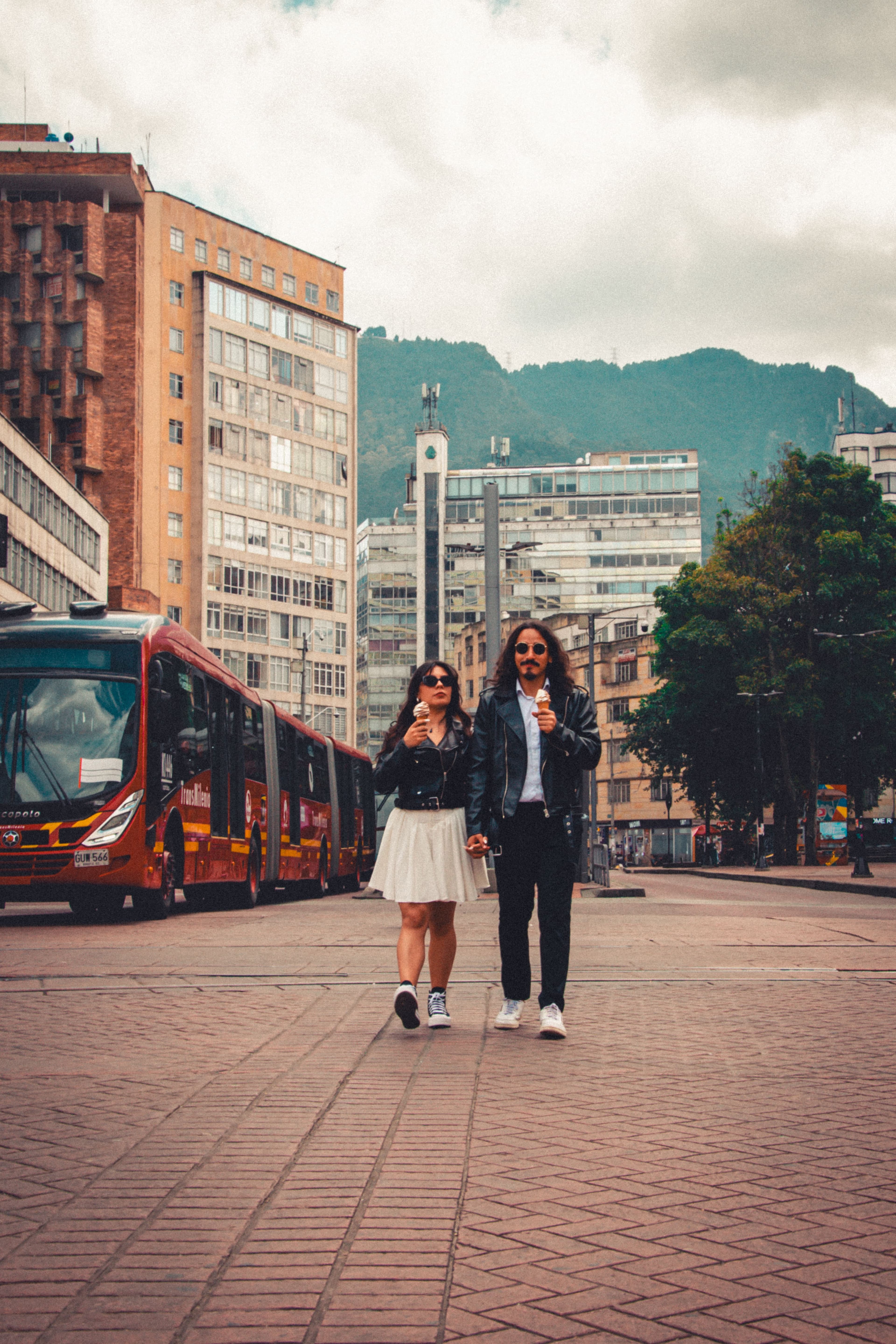 Una pareja de novios comiendo helado