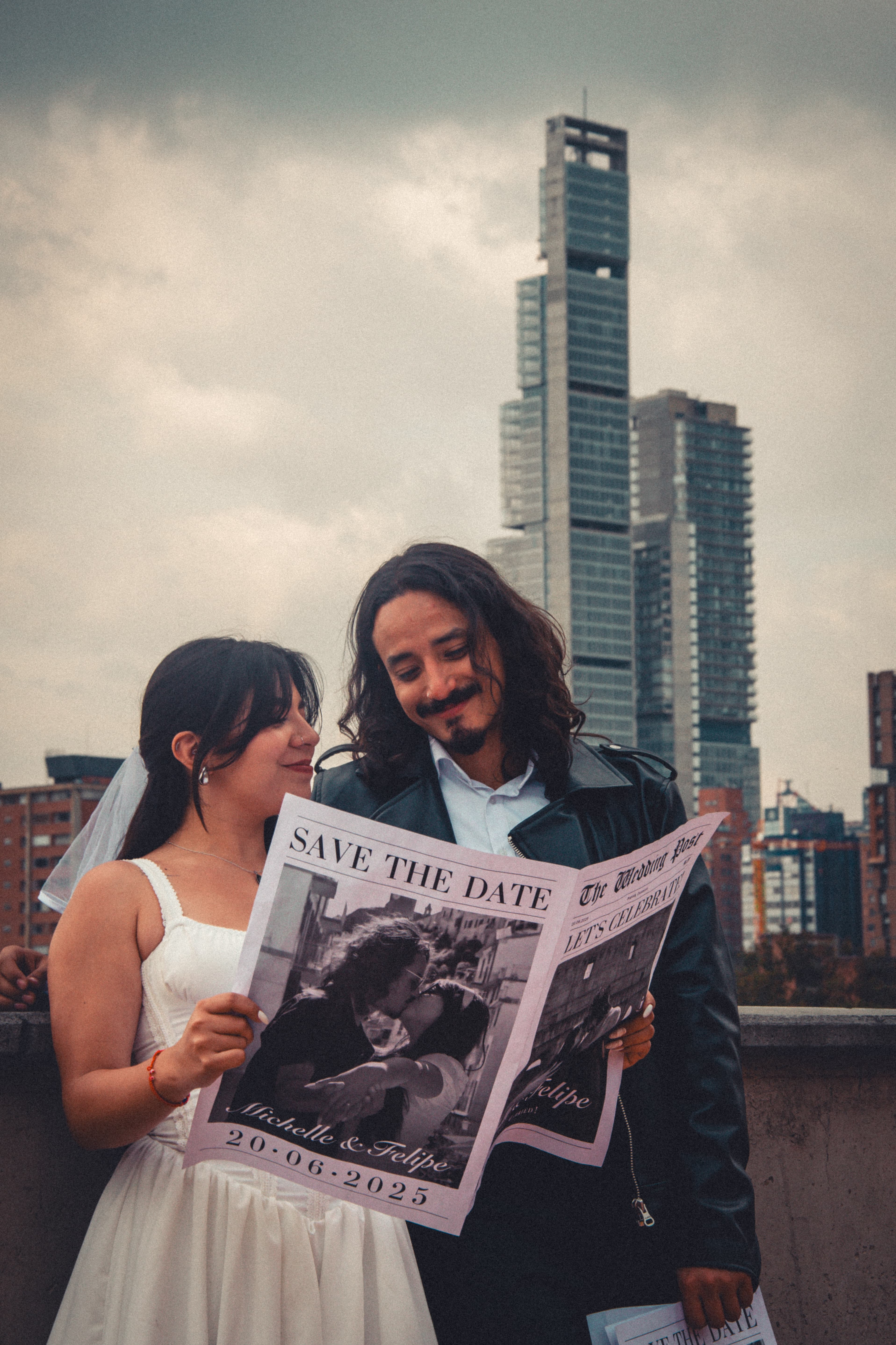 Una pareja mirando un periódico